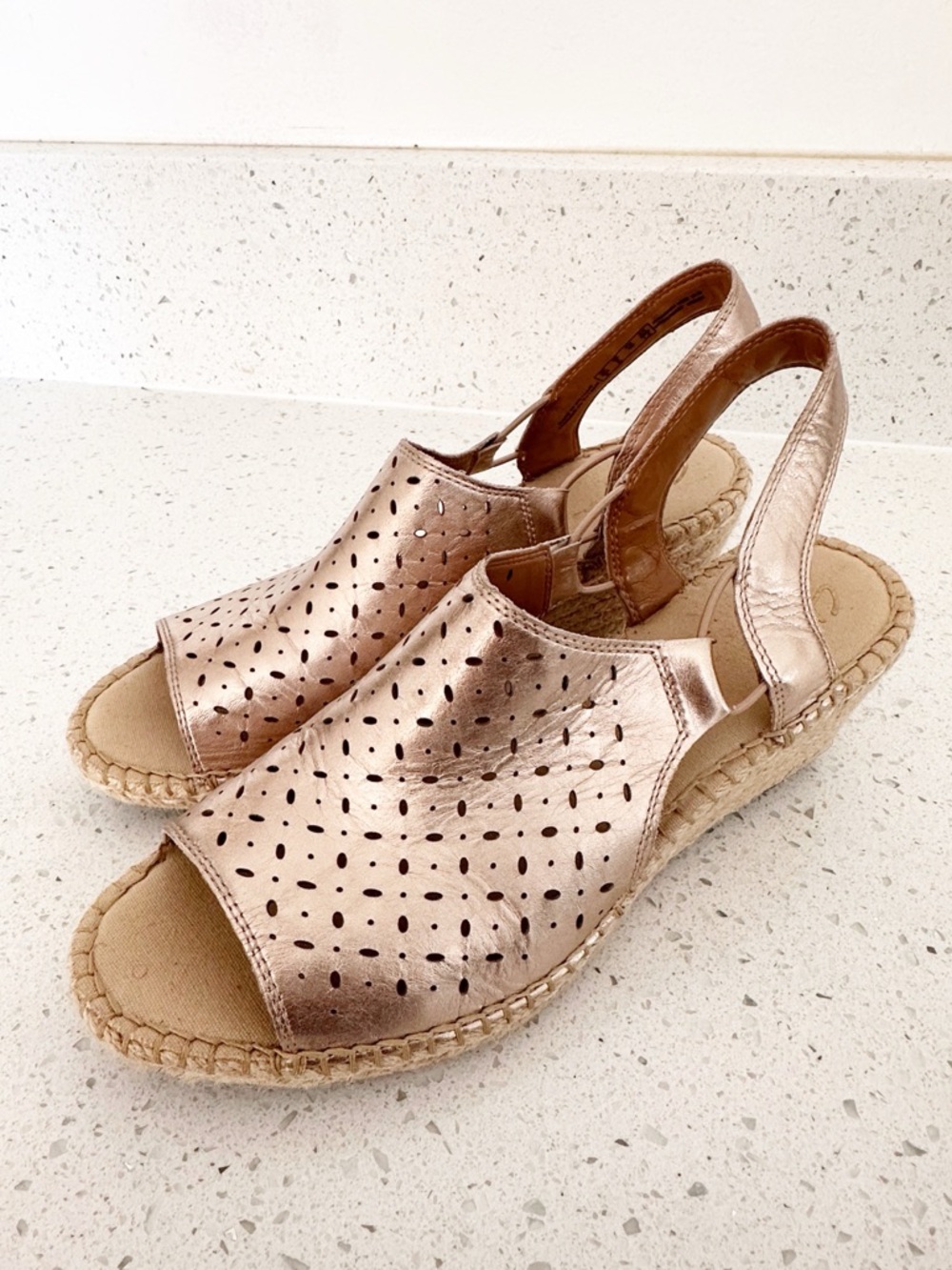 Clarks Artisan Gold Tone Metallic Wedge Espadrille Sandals Size 9M Comfort